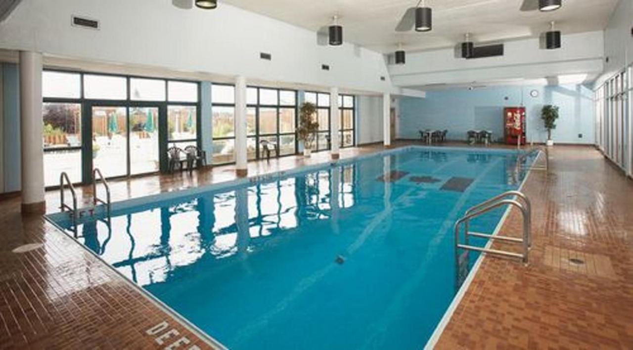 Ramada By Wyndham Thunder Bay Airlane Hotel Εξωτερικό φωτογραφία